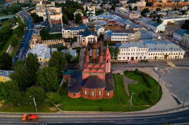 Şafak vakti eski kale ve kilisenin panoramik görüntüsü insansız hava aracıyla çekildi.