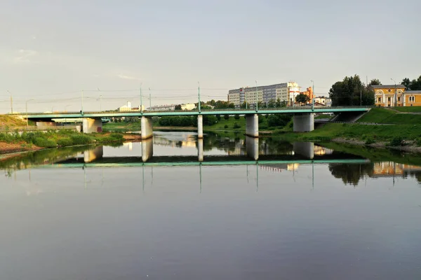 Rio Com Árvores Refletoras Nuvens Amanhecer Filmado Partir Drone — Fotografia de Stock