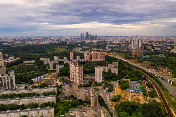 Yolları, arabaları ve kavşakları İHA 'dan çekilen panoramik bir sabah manzarası