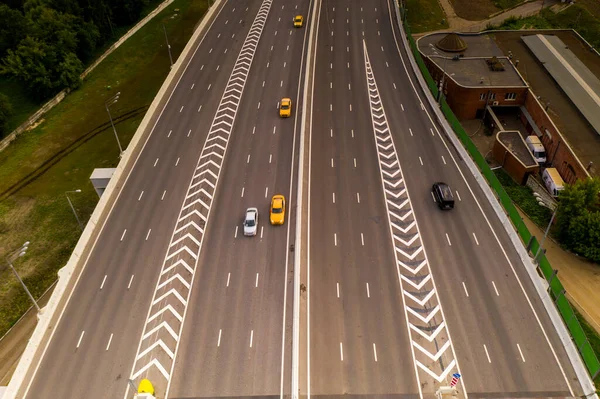 Uma Vista Panorâmica Cidade Manhã Com Estradas Carros Intercâmbios Filmados — Fotografia de Stock