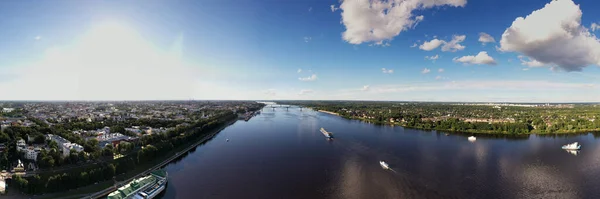 Une Grande Ville Avec Des Églises Remblai Long Rivière Filmées — Photo