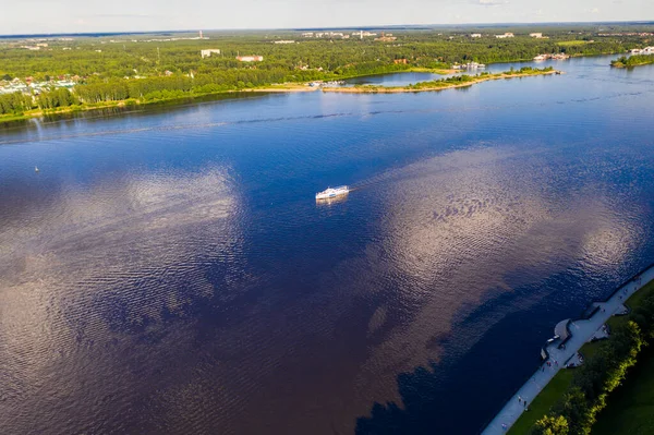 Een Panoramisch Uitzicht Grote Blauwe Rivier Schepen Die Langs Varen — Stockfoto