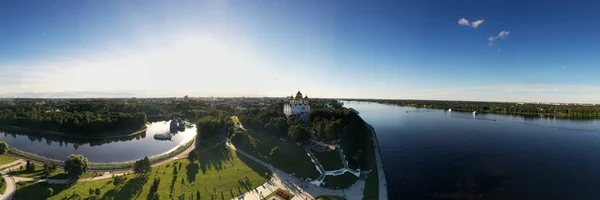 Zábavní Rekreační Park Fontánami Poloostrově Vedle Velké Řeky Natočené Trubce — Stock fotografie