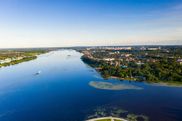 Panoramautsikt Över Den Stora Blå Floden Och Fartyg Som Seglar — Stockfoto