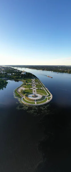 Nöjes Och Rekreationspark Med Fontäner Halvö Intill Stor Flod Filmad — Stockfoto