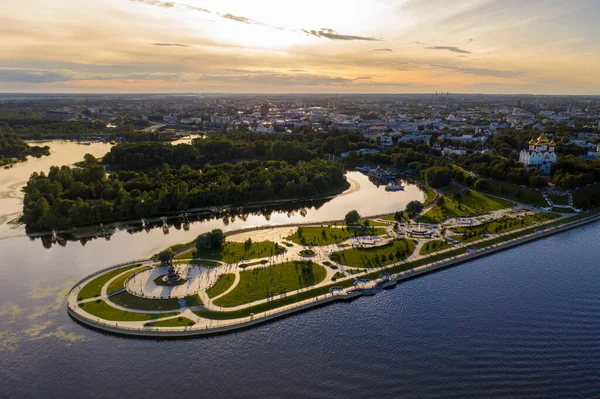 Parco Divertimenti Ricreativo Con Fontane Una Penisola Accanto Grande Fiume — Foto Stock