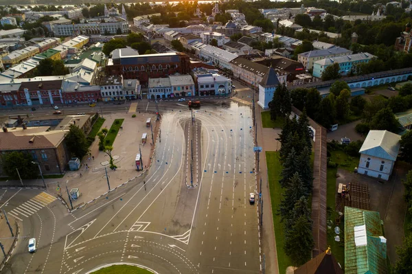 Panoramiczny Widok Poranne Miasto Drogami Samochodami Skrzyżowaniami Filmowanymi Drona — Zdjęcie stockowe