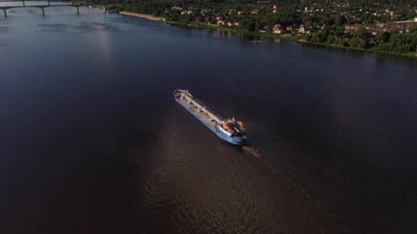 Una Vista Panoramica Grande Fiume Blu Con Una Chiatta Galleggiante — Video Stock