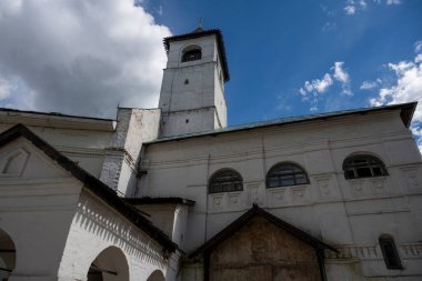 Kubbeli eski binalar ve ağaçlı parkın yanında