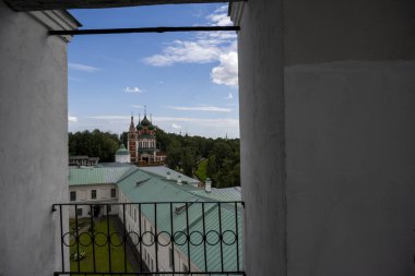 Altın kubbeli eski taş binalar