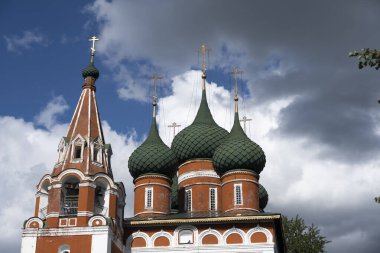 Mavi gökyüzüne karşı altın kubbeleri olan eski beyaz taş binalar.