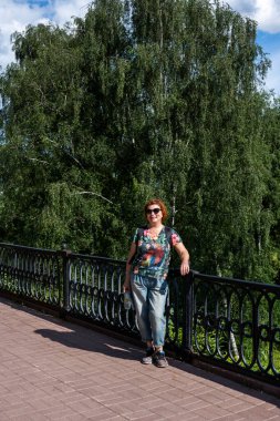 Kadın, bahçeli eski bir kalede farklı pozlar veriyor.