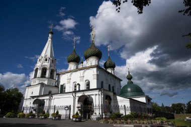 Mavi gökyüzüne karşı altın kubbeleri olan eski beyaz taş binalar.