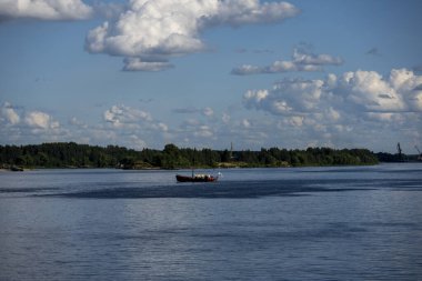 Nehir kenarında binalar ve parklar var.