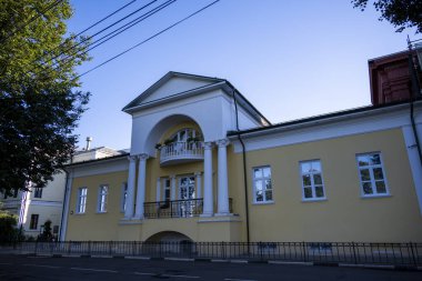 Yazın yeşil bir şehirde kır binalarıyla manzaralar