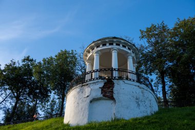 Yazın yeşil bir şehirde kır binalarıyla manzaralar