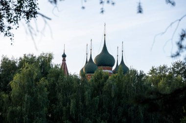 Yazın yeşil bir şehirde kır binalarıyla manzaralar