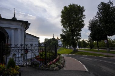 Eski Rus şehrinin tapınaklı şehir manzarası