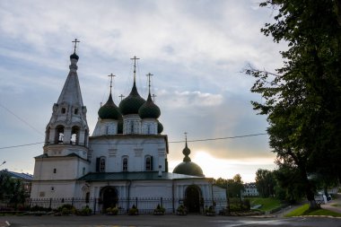 Eski Rus şehrinin tapınaklı şehir manzarası