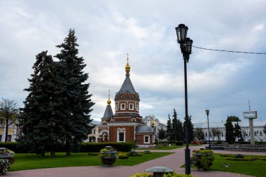 Şehirdeki eski beyaz taş kale.