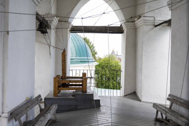 Gözetleme kulesinde, tatillerde ve alarmda çan çalar.