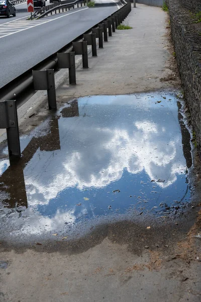 Calle Con Nubes Reflejadas Charco — Foto de Stock