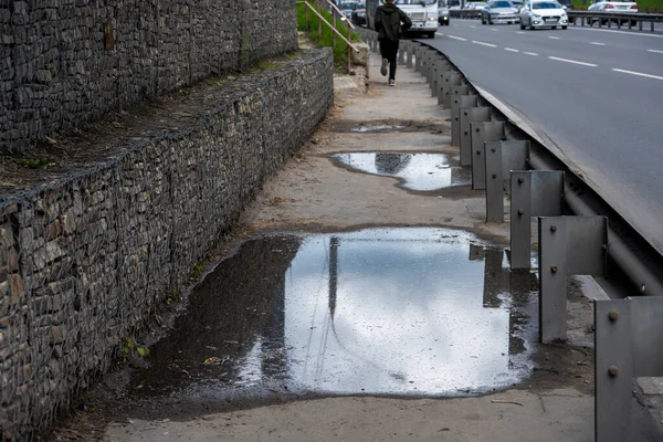 Calle Con Nubes Reflejadas Charco — Foto de Stock