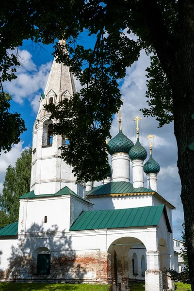 Белые Каменные Старые Здания Золотыми Куполами Против Голубого Неба — стоковое фото