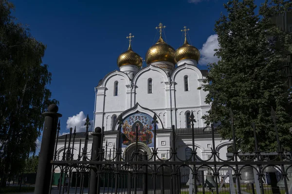 Белые Каменные Старые Здания Золотыми Куполами Против Голубого Неба — стоковое фото