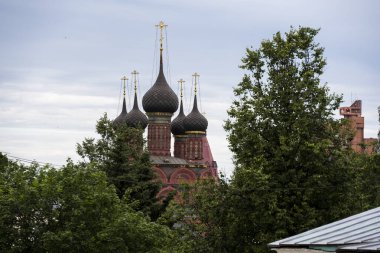 Şehir manzarası, antik binalarda uçan bir kuşun yüksekliğinden.