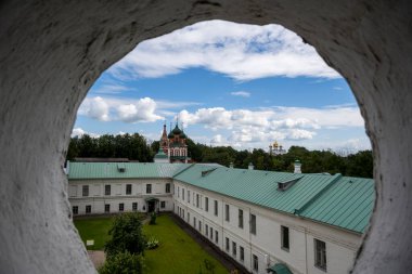 Şehir manzarası gözetleme kulesinin boşluklarından geçiyor.