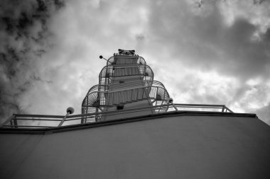 Nehirdeki beyaz metal şehir deniz feneri