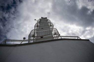 Nehirdeki beyaz metal şehir deniz feneri