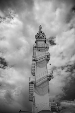 Nehirdeki beyaz metal şehir deniz feneri