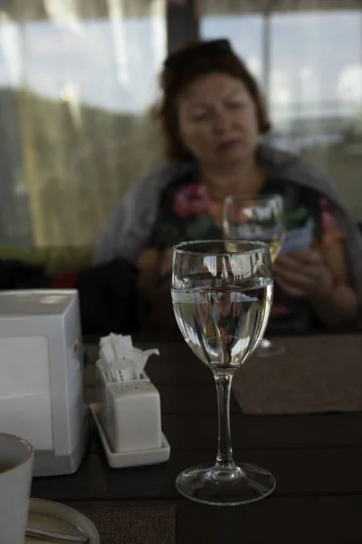 Spiegelbild Einer Frau Tisch Bei Einem Glas Weißwein — Stockfoto
