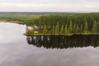 Gün doğumunda gölün ortasındaki antik ada manastırı.