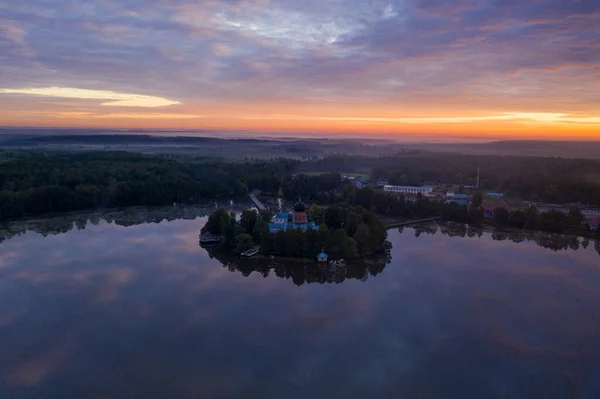 Острів Стародавній Монастир Посеред Озера Сході Сонця — стокове фото