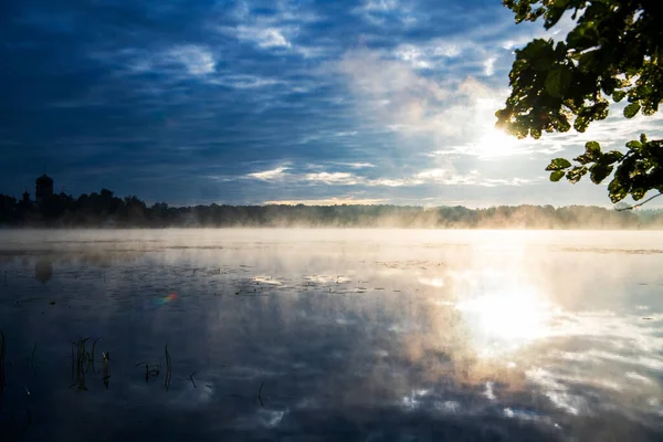 Forntida Kloster Mitt Sjön Vid Soluppgången — Stockfoto