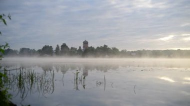 Gün doğumunda gölün ortasındaki antik ada manastırı.