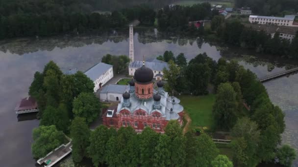 Forntida Kloster Mitt Sjön Vid Soluppgången — Stockvideo