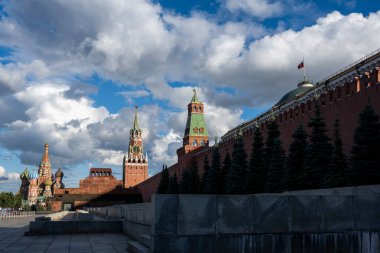 Şehir merkezindeki eski tuğla kale ve tapınak bulutlu mavi gökyüzünün arka planında.