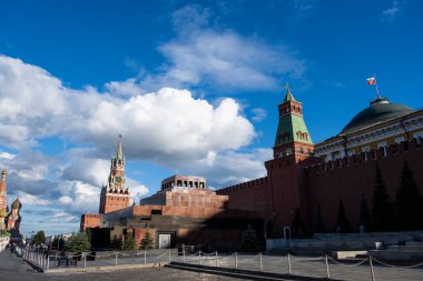 Şehir merkezindeki eski tuğla kale ve tapınak bulutlu mavi gökyüzünün arka planında.
