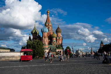 Şehir merkezindeki eski tuğla kale ve tapınak bulutlu mavi gökyüzünün arka planında.