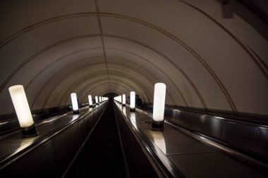 Metroda merdiven yürüyen merdiven var.