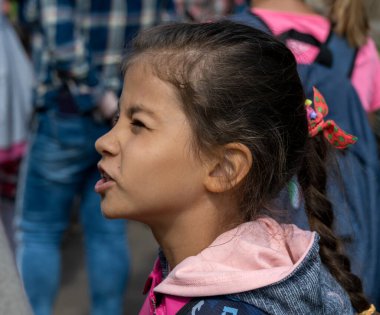 Farklı yüz ifadeleri olan kırmızı ceketli bir kız.