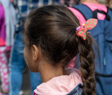 Farklı yüz ifadeleri olan kırmızı ceketli bir kız.