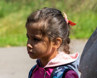 Farklı yüz ifadeleri olan kırmızı ceketli bir kız.