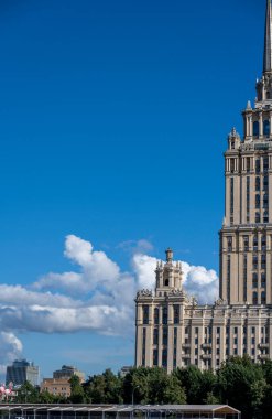 Yazın gökyüzünün, bulutların ve fırtına öncesi gökyüzünün yansımaları.