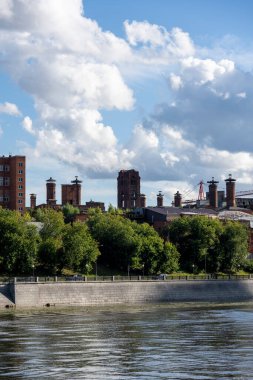 Ortaçağ kalesi olarak kullanılan eski kırmızı tuğla fabrikası bulutlu mavi gökyüzüne karşı.