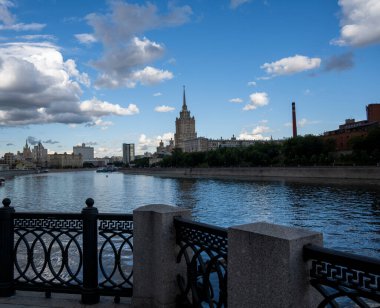 Yazın gökyüzünün, bulutların ve fırtına öncesi gökyüzünün yansımaları.